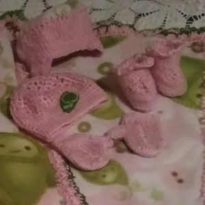 Newborn girl handmade blanket, booties, mittens